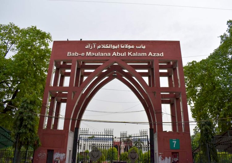 Seminar seeks steps to retrace JMI's distinctly unique approach to education by analyzing the printed literature