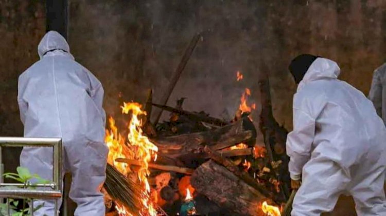 Abandoned by family, Muslim brothers cremate Hindu man
