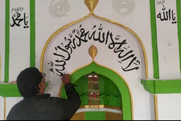 From tracing to learning Urdu - A Hindu calligrapher who adorned 200 plus mosques